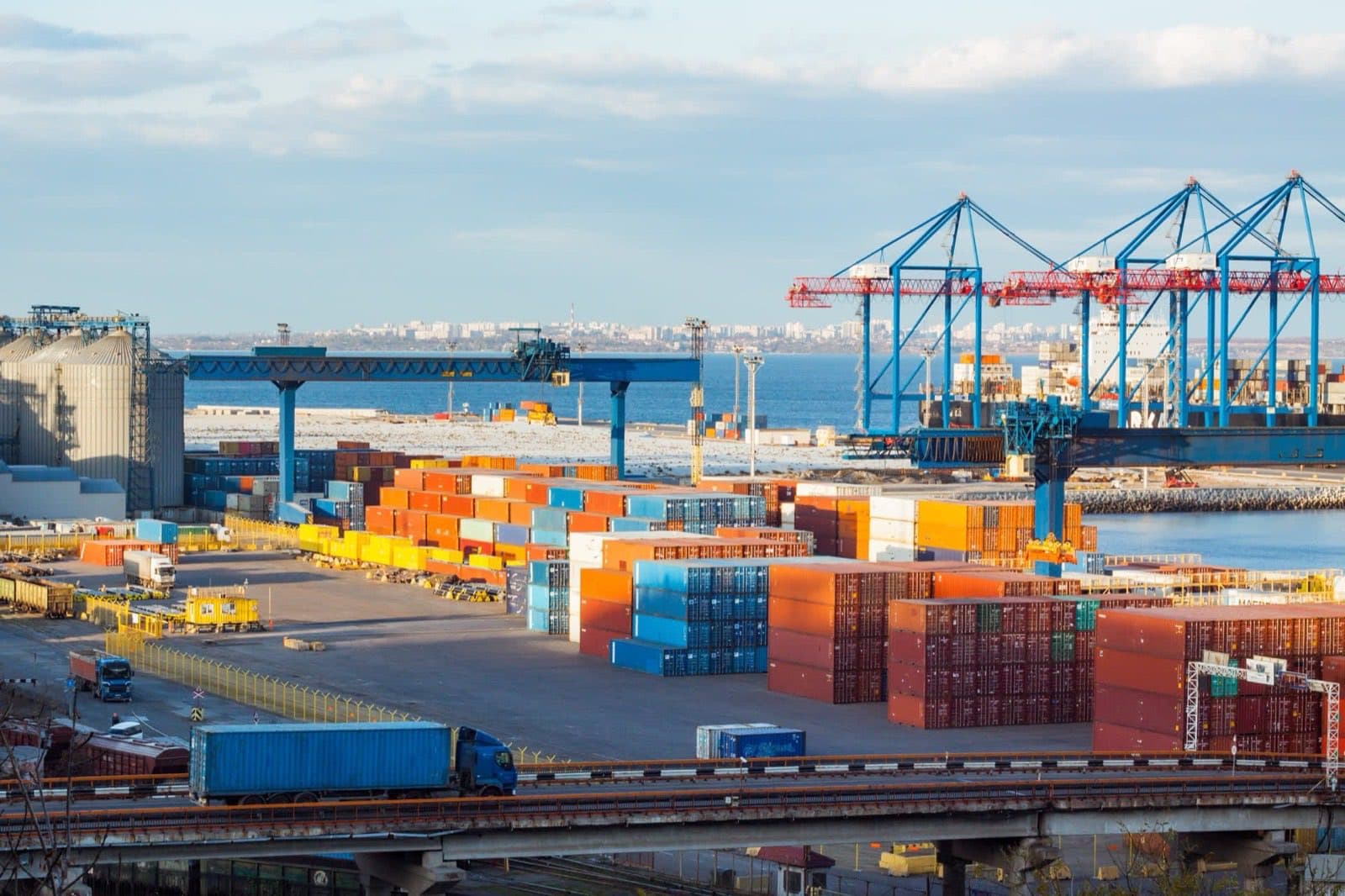 Terminal à conteneurs et portiques de levage